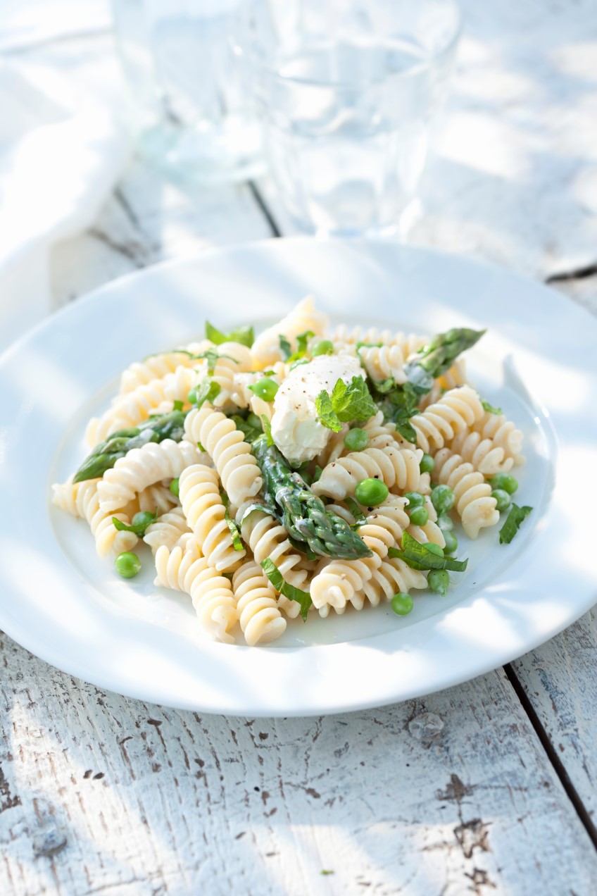 Pasta with asparagus and peas