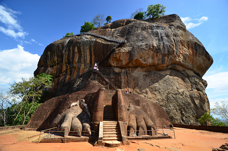 Sri-Lanka_Sigiriya_800px-wide_shutterstock_120215998.jpg